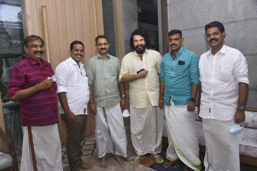  മമ്മുക്ക സിനിമയിൽ എത്തിയതിൻ്റെ 50-ാം വർഷത്തിൽ സർക്കാർ വലിയ ഒരു ആദരവ് നൽകുന്നത് സംബന്ധിച്ച് പറയാനായിരുന്നു മന്ത്രി വിളിച്ചത്. എന്നാൽ മമ്മൂട്ടിയുടെ മറുപടിയാണ് എന്നെ സന്തോഷവാനാക്കിയത്. ജനങ്ങളുടെ പണം മുടക്കിയുള്ള വലിയ ആദരവ് എനിക്കു വേണ്ട, നിങ്ങൾ തീരുമാനിച്ച സ്ഥിതിക്ക് വളരെ ലളിതമായ രീതിയിൽ സ്വീകരിക്കാം എന്നായിരുന്നു മറുപടി. ഈ കോവിഡ് കാലത്ത് മമ്മൂക്ക കാണിക്കുന്ന ശ്രദ്ധയിൽ അദ്ദേഹത്തോട് വലിയ ആദരവ് തോന്നുന്നു. മമ്മുക്കയ്ക്ക് സല്യൂട്ട്."