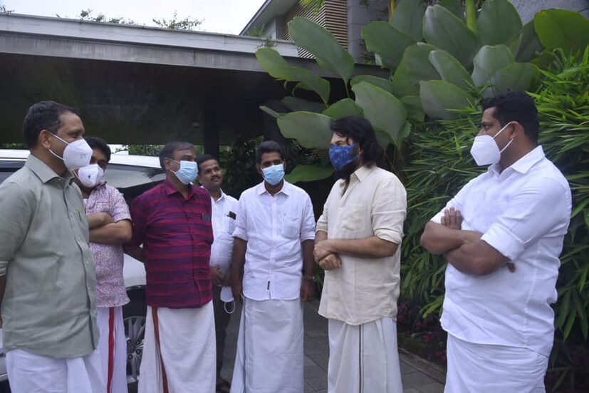 "ഇന്ന് മനസിന് ഏറെ കുളിർമയും സന്തോഷവും നൽകുന്ന ഒരു സംഭവമുണ്ടായി. ഞാനും ആന്റോ ചേട്ടനും ( ആൻ്റോ ജോസഫ് ) പതിവു പോലെ വൈകിട്ട് മമ്മുക്കയുടെ വീട്ടിൽ പോയി സംസാരിച്ച് കൊണ്ടിരിക്കുകയായിരുന്നു. അപ്പോഴാണ് മമ്മുക്കയ്ക്ക് ഒരു ഫോൺ വിളി എത്തുന്നത്. ഫോണിൻ്റെ അങ്ങേ തലയ്ക്കൽ ബഹുമാനപ്പെട്ട സാംസ്കാരിക മന്ത്രി സജി ചെറിയാൻ സാർ ആയിരുന്നു അത്.