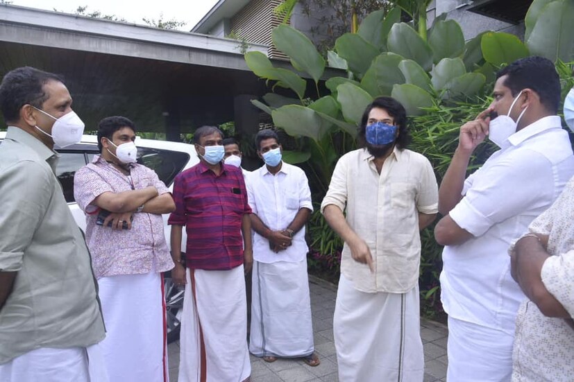  മലയാള സിനിമയിൽ അരനൂറ്റാണ്ട് തികച്ച നടൻ മമ്മൂട്ടിക്ക് ആദരമർപ്പിച്ച് വലിയ രീതിയിൽ പരിപാടി നടത്താനുള്ള സർക്കാർ തീരുമാനം നിരസിച്ച് താരം രംഗത്തെത്തിയിരുന്നു. നിർമ്മാതാവും പ്രൊഡക്ഷൻ കൺഡ്രോളറുമായ ബാദുഷ ഇക്കാര്യം വിവരിച്ചുകൊണ്ട് പോസ്റ്റ് ചെയ്ത കുറിപ്പ് വൈറലായി