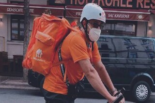 സൈക്കിളിൽ പിസ്സ ഡെലിവറി ബോക്സുമായി സഞ്ചരിക്കുന്ന മന്ത്രിയെയാണ് ചിത്രങ്ങളിൽ കാണുന്നത്.