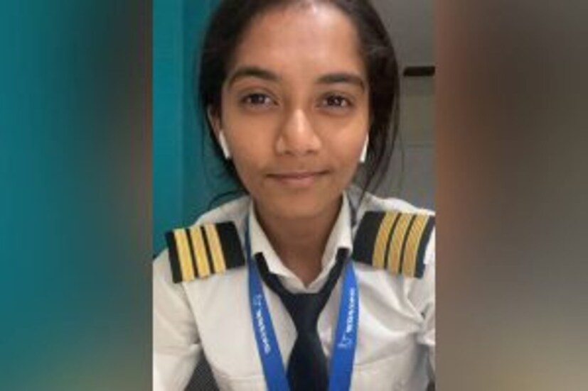 [caption id="attachment_432979" align="alignnone" width="300"] ''സാധാരണ ഗതിയില്‍ ഈ കോഴ്‌സ് പൂര്‍ത്തിയാക്കാന്‍ 18 മാസം വേണ്ടി വരാറുണ്ട്. കാരണം, നിശ്ചിത മണിക്കൂറുകള്‍ വിമാനം പറത്തിയാലേ ലൈസന്‍സ് ലഭിക്കുകയുള്ളൂ. എന്നാല്‍ എനിക്ക് വെറും 11 മാസങ്ങള്‍ കൊണ്ട് ഈ കോഴ്‌സ് പൂര്‍ത്തിയാക്കാനുള്ള ഭാഗ്യം ലഭിച്ചു. കോഴ്‌സ് പൂര്‍ത്തിയാക്കിയ ശേഷം ഞാന്‍ അച്ഛനെ അമേരിക്കയിലേക്ക് ക്ഷണിക്കുകയും അദ്ദേഹത്തെ വിമാനത്തില്‍ കൊണ്ടു പോവുകയും ചെയ്തു. ഞങ്ങള്‍ 3500 അടി ഉയരത്തില്‍ പറന്നു. ഇത് ഞങ്ങള്‍ക്ക് ഒരു സ്വപ്ന സാക്ഷാത്കാരം പോലെയായിരുന്നു,'' മൈത്രി പറഞ്ഞു.</dd>
 	<dd>[/caption]