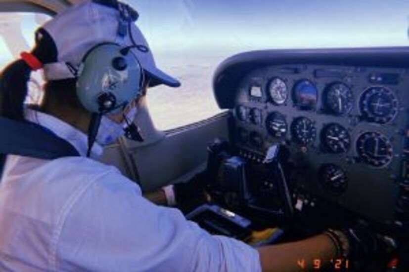 [caption id="attachment_432977" align="alignnone" width="300"] അമേരിക്കയില്‍ നിന്ന് പഠനം പൂര്‍ത്തിയാക്കിയ ശേഷം സൂറതിലെത്തിയ മൈത്രി ന്യൂസ്18 നുമായി സംസാരിക്കുകയായിരുന്നു. കുഞ്ഞുനാള്‍ മുതലേ പൈലറ്റാവാന്‍ താല്‍പര്യമുണ്ടായിരുന്നു എന്നു പറയുന്ന മൈത്രി പ്ലസ്റ്റു പൂര്‍ത്തിയാക്കിയ ശേഷം പൈലറ്റ് ട്രെയ്‌നിംഗ് കോഴ്‌സിന് ചേരുകയായിരുന്നു. അമേരിക്കയില്‍ നിന്ന് കോഴ്‌സ് ചെയ്യാനായിരുന്നു അവള്‍ തീരുമാനിച്ചത്. കര്‍ഷകനായ മൈത്രിയുടെ അച്ഛന്‍ സൂറത് മുനിസിപ്പല്‍ കോര്‍പറേഷന്‍ ജീവനക്കാരന്‍ കൂടിയാണ്.</dd>
 	<dd>[/caption]