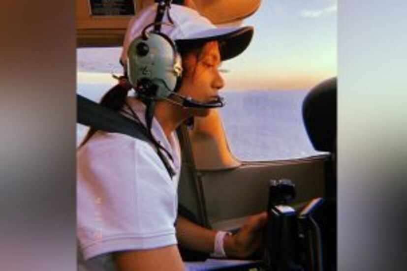 [caption id="attachment_432981" align="alignnone" width="300"] മൈത്രിയുടെ ഈ നേട്ടം കണക്കിലെടുത്ത് തന്റെ മകള്‍ക്ക് ശ്രവണ്‍ എന്ന പേര് നല്‍കിയെന്ന് അവളുടെ അമ്മ രേഖ അഭിമാനത്തോടെ പറയുന്നു. ഐതിഹ്യ പ്രകാരം അനുസരണയുള്ളവള്‍ എന്നാണ് ശ്രവണ്‍ എന്നതിന്റെ അര്‍ത്ഥമെന്നും രേഖ പറയുന്നു.''പൈലറ്റായ മകള്‍ക്കൊപ്പം ആകാശത്ത് പറക്കുക എന്നത് എന്റെ ഒരു ആഗ്രഹമായിരുന്നു. അച്ഛന്റെ ആഗ്രഹം നിറവേറ്റിയിരിക്കുകയാണ് മൈത്രി. ഇതില്‍പ്പരം ഒരു അച്ഛന് എന്താണ് വേണ്ടത്. ഇനി ഇന്ത്യയില്‍ വാണിജ്യ വിമാനങ്ങല്‍ പറത്താന്‍ ഇന്ത്യയിലെ സ്റ്റാണ്ടേര്‍ഡ് പരിശീലനം നേടേണ്ടതുണ്ട്. എന്നാലേ ഇവിടെയും വിമാനം പറത്താനുള്ള ലൈസന്‍സ് ലഭിക്കൂ,'' മൈത്രിയുടെ അച്ഛന്‍ കാന്തിലാല്‍ പറഞ്ഞു.</dd>
 	<dd>[/caption]