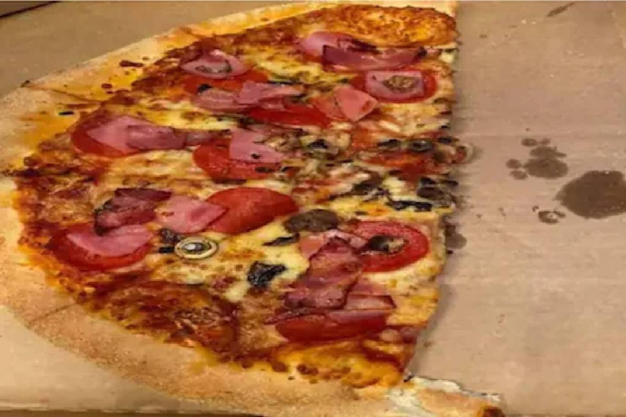 പിസയിൽ ആണിയും ബോള്‍ട്ടുകളും; പണം തിരികെ നല്‍കി വിവാദത്തില്‍ നിന്നും ഡോമിനോസ് തടിയൂരി