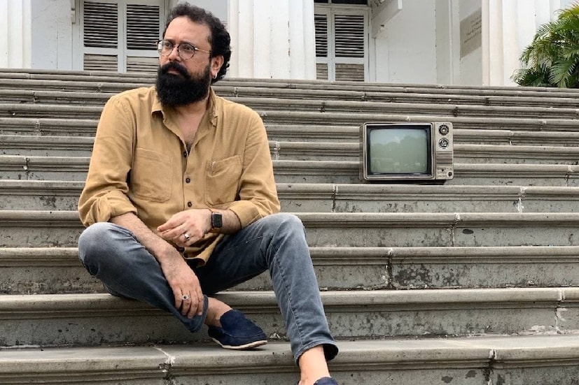  ആദ്യം തന്നെ പറയട്ടെ, ദേവികയുടെ ഭർത്താവായിരുന്ന രാജീവ് നായർ ഞാനല്ല. എനിക്കവരുമായി ഒരു ബന്ധവും ഇല്ല. യാതൊരു അന്വേഷണവും നടത്താതെ എന്നെയും എൻ്റെ കവിതകളെയും മേതിൽ ദേവികയ്ക്ക് ചാർത്തി നൽകി. ഭാവനാസമ്പന്നമായ കഥകൾ ചമച്ചു. എന്ത് മാധ്യമ പ്രവർത്തനമാണിത്? അടിസ്ഥാനരഹിതമായ ഇത്തരം വാർത്തകൾ പ്രചരിപ്പിക്കുന്നവർക്കെതിരെ നിയമ നടപടി സ്വീകരിക്കാൻ തന്നെയാണ് തീരുമാനം