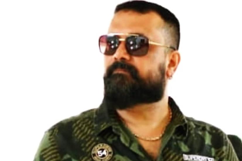  ദേവികയുടെ ആദ്യ ഭർത്താവ് രാജീവ് നായർ ആണോ എന്ന ചോദ്യത്തിന് ഉത്തരം പറഞ്ഞ് മടുത്തെന്നും, ഇതേക്കുറിച്ച് വ്യാജവാർത്തകൾ പ്രചരിക്കുന്നതുമായി അദ്ദേഹം ഫേസ്ബുക്ക് കുറിപ്പിൽ പറയുന്നു. "ആ രാജീവ് നായർ ഞാനല്ല...മേതിൽ ദേവികയുടെ മുൻ ഭർത്താവ് രാജീവ് നായർ താങ്കളാണോ എന്ന ചോദ്യത്തിന് ഉത്തരം പറഞ്ഞു മടുത്തു. 'ലൗവ് റീൽസ്' എന്നൊരു ഓൺലൈൻ മാധ്യമം ഈ വാർത്ത ഏറ്റെടുത്തതോടെയാണ് ജീവിതത്തിലെ അപ്രതീക്ഷിതമായ ചില അധ്യായങ്ങളുടെ തുടക്കം (പോസ്റ്റ് തുടരുന്നു)