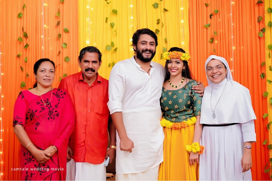  അജഗജാന്തരം, ജാൻ മേരി, ആനപ്പറമ്പിലെ വേൾഡ് കപ്പ്, ആരവം തുടങ്ങിയ സിനിമകളാണ് ഇനി താരത്തിന്റേതായി പുറത്തിറങ്ങാനുള്ളത്. Photo- Camtale Wedding Movie