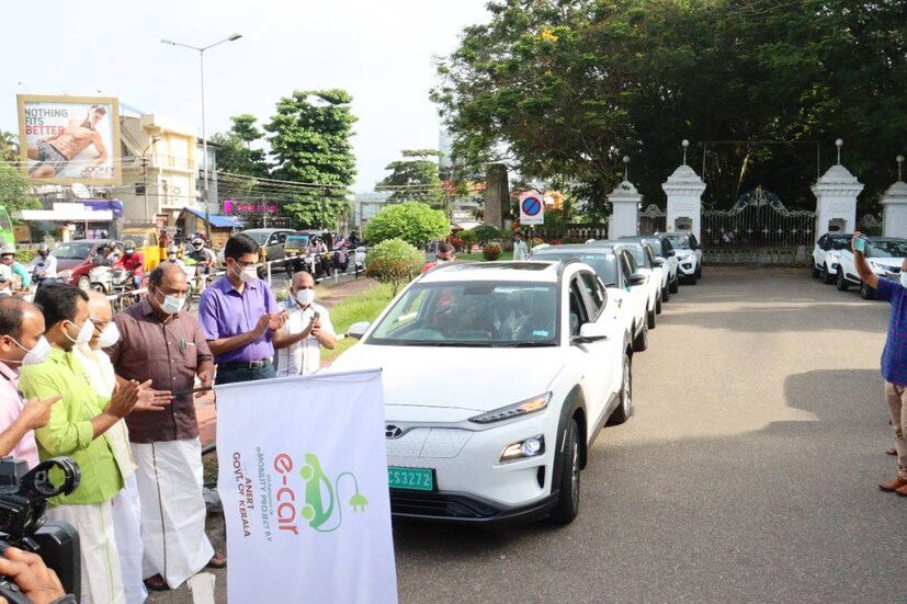  പിണറായി സർക്കാരിന്റെ ആദ്യ കാലഘട്ടം മുതൽ ഇലക്ട്രിക് വാഹനങ്ങളുടെ പ്രവർത്തനത്തെ പ്രോത്സാഹിപ്പിക്കുന്ന നടപടിയാണ് സ്വീകരിച്ചിരുന്നത്. എല്ലാ വകുപ്പുകൾക്കും ഇലക്ട്രിക് വാഹനങ്ങൾ നൽകുന്നതിനെ കുറിച്ചുള്ള ചർച്ചകളും സജീവമായിരുന്നു. ചർച്ചകളിലൂടെ ഉരുത്തിരിഞ്ഞ ആശയങ്ങൾ ആണ് പിന്നീട് സർക്കാർ നടപ്പാക്കാൻ തുടങ്ങിയത്. ഇതിന്റെ ഭാഗമായിട്ട് കൂടിയാണ് അനെർട്ടിന്റെ സഹായം തേടിയത്. ഇതിന്റെ അടിസ്ഥാനത്തിൽ ആണ് വകുപ്പുകൾക്ക്  ഇലക്ട്രിക് കാറുകൾ ലഭ്യമാക്കുന്നതിനുള്ള നടപടികൾ അനേർട്ട് ആരംഭിച്ചത്. എല്ലാ വകുപ്പുകൾക്കും ഇലക്ട്രിക് കാറുകൾ ലഭ്യമാക്കുന്നതിനുള്ള നടപടികളും ഊർജ്ജിതമാക്കിയിട്ടുണ്ട്.
