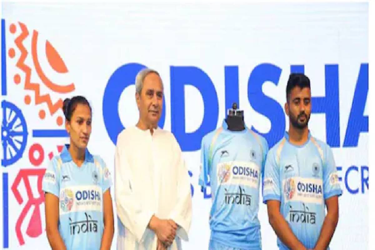 ഇന്ത്യൻ പുരുഷ - വനിതാ ഹോക്കി ടീമിന്റെ ക്യാപ്റ്റന്മാരായ മൻപ്രീത് സിങ്, റാണി രാംപാൽ എന്നിവർക്കൊപ്പം നവീൻ പട്നായിക് (ഫയൽ ചിത്രം) 