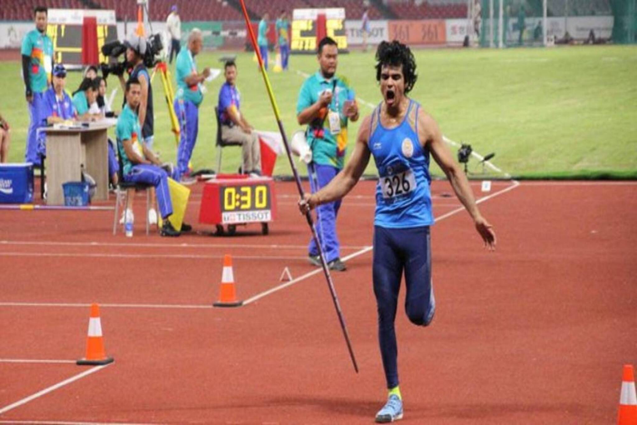 Neeraj Chopra| നീരജ് ചോപ്രയുടെ ജാവലിൻ എടുത്ത് മാറ്റി പാക് താരം അർഷദ് നദീം