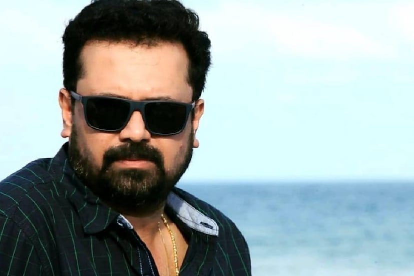  എം.എൽ.എയും നടനുമായ മുകേഷിന്റെയും മേതിൽ ദേവികയുടെയും വിവാഹമോചന വാർത്ത അടുത്തിടെയാണ് പുറത്തുവന്നത്. ഇക്കാര്യം ദേവിക സ്ഥിരീകരിക്കുകയും ചെയ്തിരുന്നു. നീണ്ട എട്ടു വർഷത്തെ ദാമ്പത്യബന്ധമാണ് ഇരുവരും അവസാനിപ്പിച്ചത്. എന്നാലിപ്പോൾ ഈ വാർത്തയ്ക്കു പിന്നാലെ പുലിവാല് പിടിച്ചിരിക്കുകയാണ് നിർമ്മാതാവ് രാജീവ് ഗോവിന്ദൻ എന്ന രാജീവ് നായർ