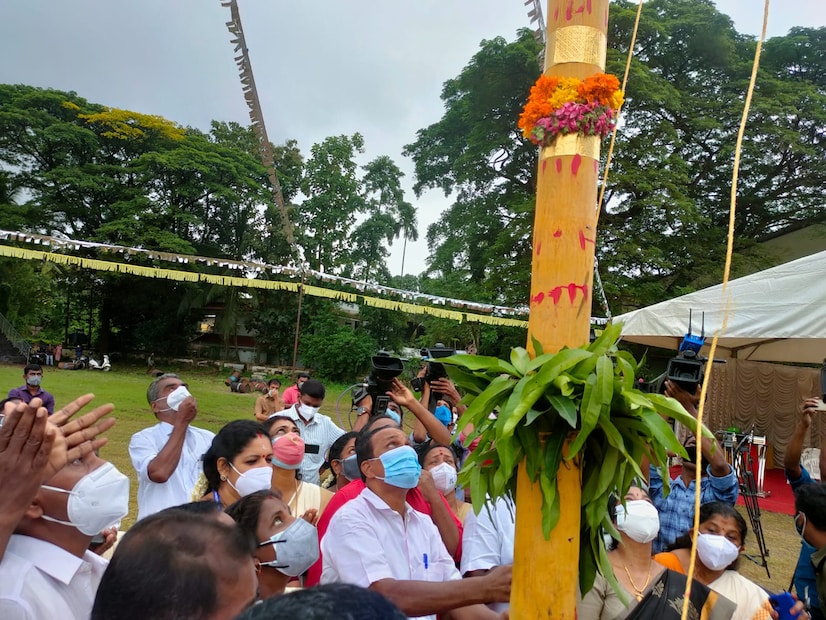  മഹാവ്യാധിയിൽ നിന്നും കരകയറാത്തതിനാൽ ഇത്തവണയും രാജവീഥി ആഘോഷയാത്രകളില്ലാതെ വിജനമായി.