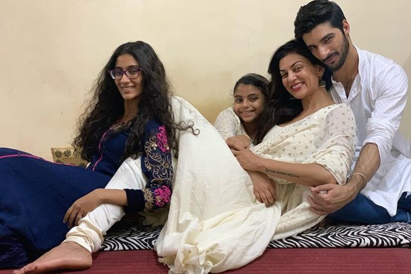  രണ്ട് പെൺമക്കളാണ് നാൽപ്പത്തിയഞ്ചുകാരിയായ സുസ്മിത സെന്നിനുള്ളത്. മൂത്ത മകൾ റിനീ, ഇളയവൾ അലീഷ. രണ്ടുപേരും സുസ്മിതയുടെ ദത്തുപുത്രിമാരാണ്. 2000 ലാണ് റിനീയെ സുസ്മിത ദത്തെടുക്കുന്നത്. ഇളയമകൾ അലീഷയെ 2010 ലും ദത്തെടുത്തു. അമ്മയ്ക്ക് പിന്നാലെ റിനീയും അഭിനയലോകത്തേക്ക് കടന്നിരിക്കുകയാണ്. ഡിസ്നി+ഹോട്ട്സ്റ്റാറിൽ റിലീസ് ചെയ്ത ഷോർട്ട്ഫിലിം സുട്ടാബാസിയിലാണ് റിനീ അഭിനയിച്ചത്.