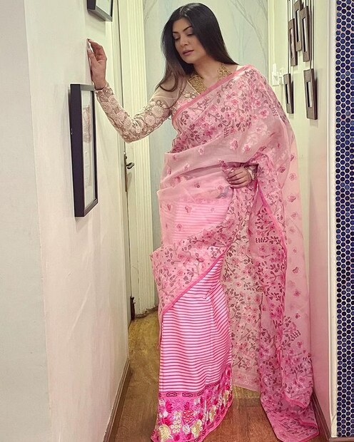  അത് കഴിഞ്ഞ് 27 വർഷങ്ങൾ പിന്നിട്ടു, കാലം ഒരുപാട് മാറി. 94 ലെ കുട്ടികൾ ഇന്നത്തെ യുവാക്കളായി മാറി. പക്ഷേ മാറ്റമില്ലാത്തത് സുസ്മിതയ്ക്ക് മാത്രം. സുസ്മതി പറയുന്നതും കാലത്തിന്റെ അതിവേഗതയിലുള്ള യാത്രയെ കുറിച്ച് തന്നെ.