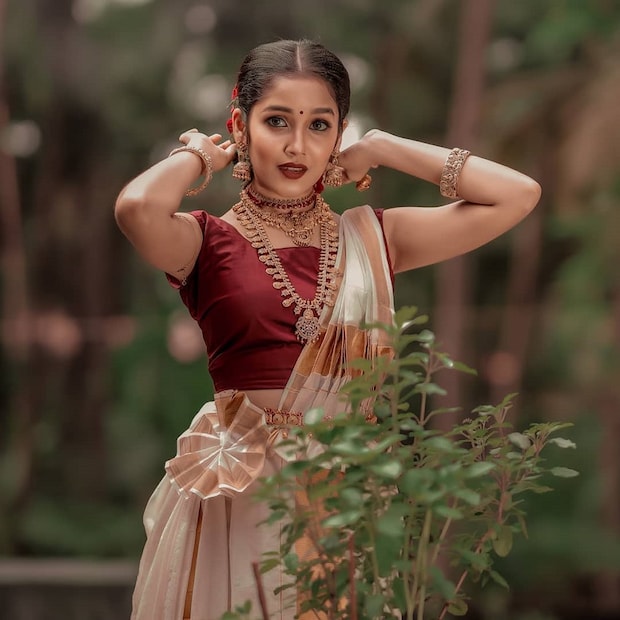  സാധാരണ ഗതിയിൽ താരങ്ങൾ ഇത്തരം ചോദ്യങ്ങളോട് ക്ഷുഭിതരാകുകയാണ് പതിവ്. അല്ലെങ്കിൽ ഇവ അവഗണിക്കാറാണ് പതിവ്. എന്നാൽ വളരെ കൂളായി തന്നെ അനിഖ മറുപടിയും നൽകി. 'ശരിയായ അളവിലുള്ള കോട്ടൺ ബ്രാ ധരിക്കാൻ ഞാൻ നിർദ്ദേശിക്കുന്നു എന്നാണ് അനിഖ നൽകിയ മറുപടി. എന്നാൽ കോട്ടൺ ബ്രാ ധരിച്ചാൽ കാഴ്ചയിൽ അത് മോശമായിരിക്കുമെന്നും അതിനാൽ താൻ ഓൺലൈൻ വഴിയാണ് അവ വാങ്ങുന്നതെന്നും നടി തുറന്നുപറഞ്ഞു.