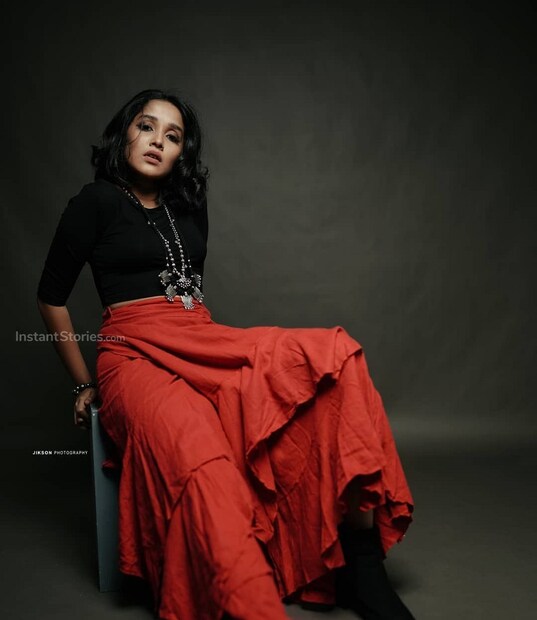  2010 ൽ 'കഥ തുടരുന്നു' എന്ന മലയാള സിനിമയിൽ ബാലതാരമായി അഭിനയിച്ചുകൊണ്ടാണ് നടി അനിഖ സുരേന്ദ്രൻ സിനിമയിൽ പ്രവേശിച്ചത്. പിന്നീട് ഒട്ടനേകം ഹിറ്റ് ചിത്രങ്ങളിൽ അനിഖ ഭാഗഭാക്കായി