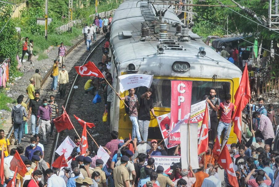  കൊൽക്കത്ത: പശ്ചിമ ബംഗാളിലെ കൊൽക്കത്തയിൽ കേന്ദ്ര സർക്കാരിന്റെ കാർഷിക പരിഷ്കരണ നിയമങ്ങൾക്കെതിരായ ഭാരത് ബന്ദ് സമരത്തെ പിന്തുണയ്ക്കുന്ന ഇടതുമുന്നണി, സിപിഐ (എംഎൽ) ലിബറേഷൻ അനുകൂലികൾ റെയിൽവേ ട്രാക്ക് ഉപരോധിക്കുന്നു. (പിടിഐ)