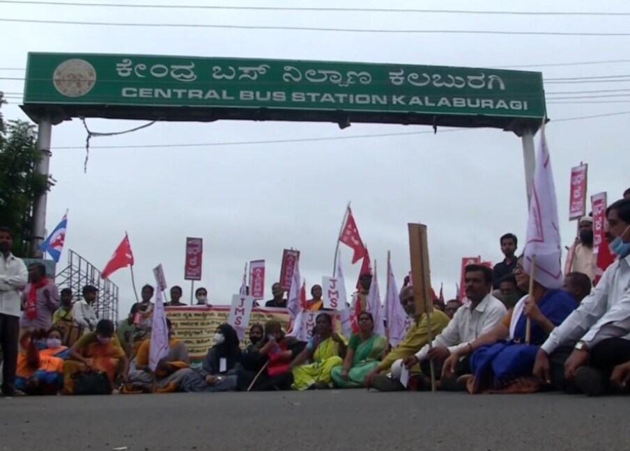 കർണാടക: കാർഷിക നിയമങ്ങൾക്കെതിരെ നടക്കുന്ന ഭാരത് ബന്ദിന് പിന്തുണയുമായി വിവിധ സംഘടനകൾ കലബുറഗി സെൻട്രൽ ബസ് സ്റ്റേഷന് പുറത്ത് പ്രതിഷേധിച്ചപ്പോൾ.