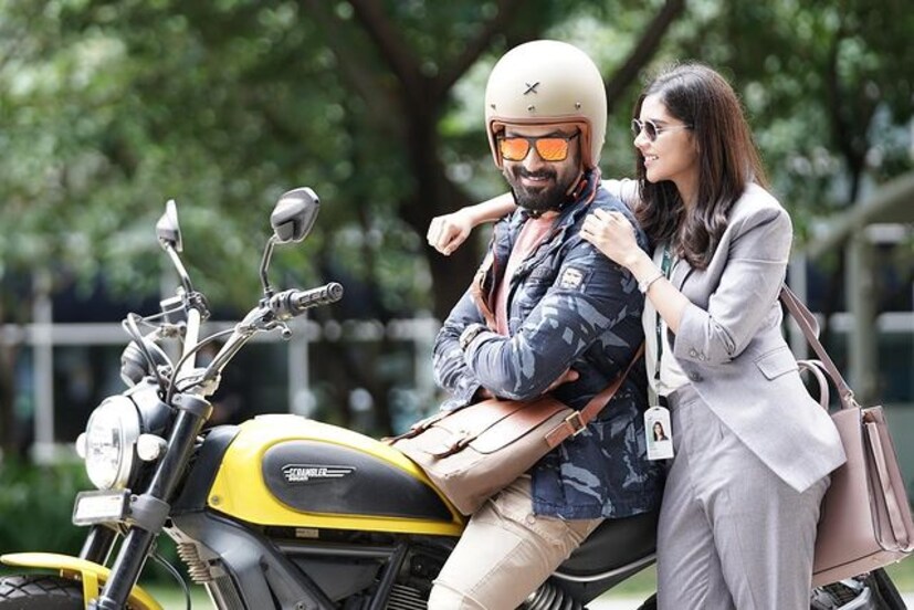  മോഹൻലാലിന് പുറമേ പൃഥ്വിരാജ്, മീന, കല്യാണി പ്രിയദർശൻ, ഉണ്ണി മുകുന്ദൻ, ലാലു അലക്സ്, മുരളി ഗോപി, കനിഹ, മല്ലിക സുകുമാരൻ, സൗബിൻ ഷാഹിർ എന്നിവരാണ് ബ്രോ ഡാഡിയിലെ മറ്റ് താരങ്ങൾ.