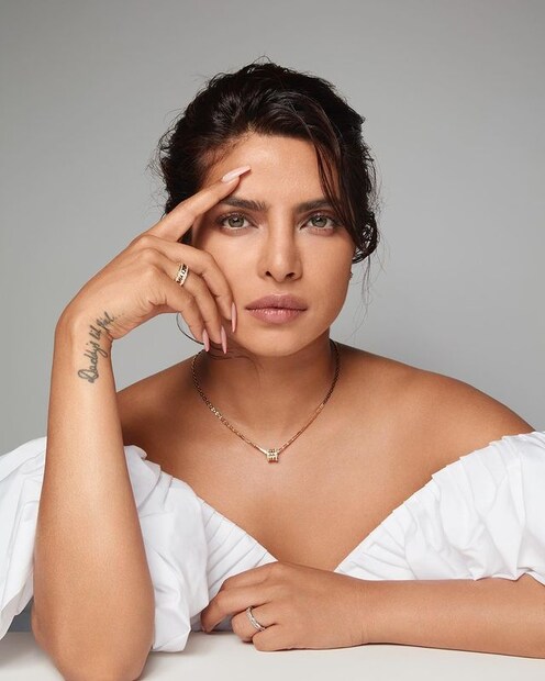  ബുൾഗറിയുടെ ഗ്ലോബൽ ബ്രാൻഡ് അംബാസിഡറാണ് പ്രിയങ്ക ചോപ്ര ജോനാസ്. വൃത്താകൃതിയിലുള്ള കറുത്ത ഗോമേദകം ചേർത്തതും വജ്രങ്ങൾ കൊണ്ട് അലങ്കരിച്ചതുമായ 18 ക്യാരറ്റ് മാലയാണ് ബുൽഗറിയുടെ ലേറ്റസ്റ്റ് മോഡൽ. ഇന്ത്യൻ പാരമ്പര്യവും ആധുനികതയും ഒരുപോലെ ഒത്തുചേർന്നതാണിത്. (Image: Priyanka Chopra/ instagram)