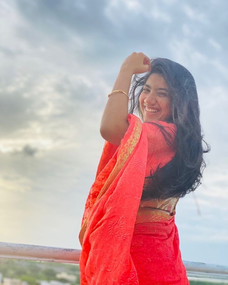  പിങ്ക് നിറത്തിലുള്ള ചിത്രങ്ങൾ അണിഞ്ഞ് ജ്യേഷ്ടത്തെിയെ പോലെ മുടി അഴിച്ചുള്ള ചിത്രമാണ് പൂജയും പങ്കുവെച്ചിരിക്കുന്നത്.