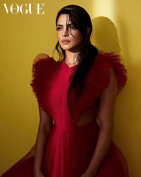  അന്താരാഷ്ട്ര ജ്വല്ലറി ബ്രാൻഡായ ബുൽഗറി ആദ്യമായി ഇന്ത്യയിൽ അവതരിപ്പിക്കുന്ന മോഡലാണ് പ്രിയങ്കയുടെ കഴുത്തിൽ അണിഞ്ഞ മംഗൽസൂത്ര. വോഗ് ഇന്ത്യ കവറിൽ ബുൾഗറിയുടെ ഏറ്റവും പുതിയ മോഡൽ അണിഞ്ഞാണ് ബ്രാൻഡ് അംബാസിഡറായ പ്രിയങ്ക ചോപ്ര അവതരിച്ചിരിക്കുന്നത്. (Image: Priyanka Chopra/ instagram)