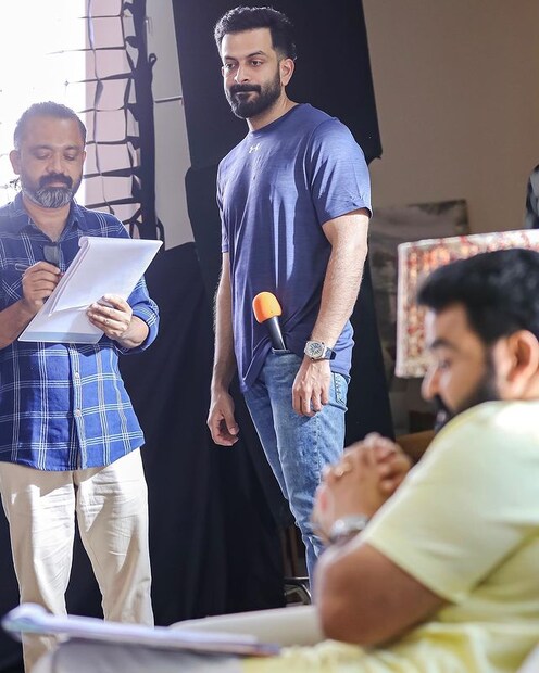  മോഹൻലാലിനെ നായകനാക്കി പൃഥ്വി ഒരുക്കുന്ന ബ്രോ ഡാഡിയുടെ ചിത്രീകരണം ഹൈദരാബാദിൽ പൂർത്തിയായി. ഇതിനിടയിലാണ് ലാലേട്ടന്റെ വക പൃഥ്വിക്ക് അപ്രതീക്ഷിത സമ്മാനം ലഭിച്ചത്. പൃഥ്വിരാജ് സംവിധാനം ചെയ്യുന്ന രണ്ടാമത്തെ ചിത്രമാണ് ബ്രോ ഡാഡി.