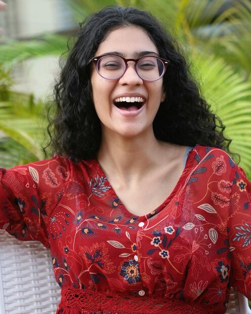  സുസ്മിതയുടെ മൂത്തമകൾ റിനീ സെന്നിന്റെ 22 ാം പിറന്നാളാണിന്ന്. തന്റെ 'ആദ്യ പ്രണയത്തിന്റെ' ജന്മദിനം എന്ന കുറിപ്പോടെ സുസ്മിത ഇൻസ്റ്റഗ്രാമിൽ മകളുടെ ചിത്രവും പങ്കുവെച്ചിട്ടുണ്ട്. 22 വയസ്സുള്ള മകളുടെ അമ്മയാണ് സുസ്മിതയെന്ന് ആരാധകർ പോലും മറന്നുപോയിരിക്കുന്നു. സൗന്ദര്യത്തിലും ഫിറ്റ്നസിലും മുൻ മിസ് യൂണിവേഴ്സിന്റെ ശ്രദ്ധ അത്രയും കണിശമാണ്.