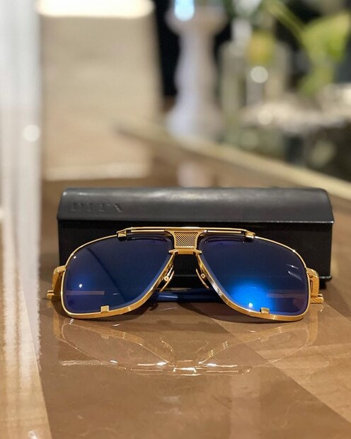  പ്രമുഖ ബ്രാൻഡായ ഡീറ്റയുടെ സൺഗ്ലാസാണ് ലാലേട്ടന്റെ സമ്മാനം. സെലിബ്രിറ്റികളുടെ ഇഷ്ട ബ്രാൻഡുകളിലൊന്നായ ഡീറ്റയുടെ സൺഗ്ലാസുകളിൽ പലതിനും ലക്ഷങ്ങളാണ് വില. അതിനാൽ തന്നെ മോഹൻലാൽ നൽകിയ സൺഗ്ലാസിന്റെ വില അന്വേഷിക്കുകയാണ് ആരാധകർ.