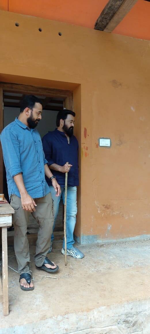 ലോകമെമ്പാടും ആരാധകരുള്ള മോഹന്ലാല് തങ്ങളുടെയൊപ്പം പ്രാതലുണ്ണുകയും കാടും മോടും നടന്ന് കണ്ട് തങ്ങളിലൊരാളായി മാറിയതിന്റെയും സന്തോഷവും സ്നേഹവും ഋതംഭര പങ്കുവെയ്ച്ചിരിയ്ക്കുകയാണ്