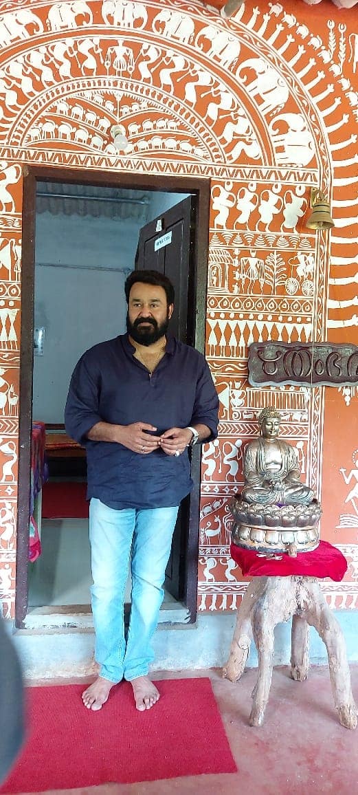 മലയാളത്തിന്റെ മഹാനടന് ഒരു ദിനം ഷൂട്ടിങ്ങ് തിരക്കുകളില് നിന്ന് മാറി ഋതംഭരയിലെത്തിയതിന്റെ സന്തോഷം പങ്കു വെച്ചിരിയ്ക്കുകയാണ് ഋതംഭര