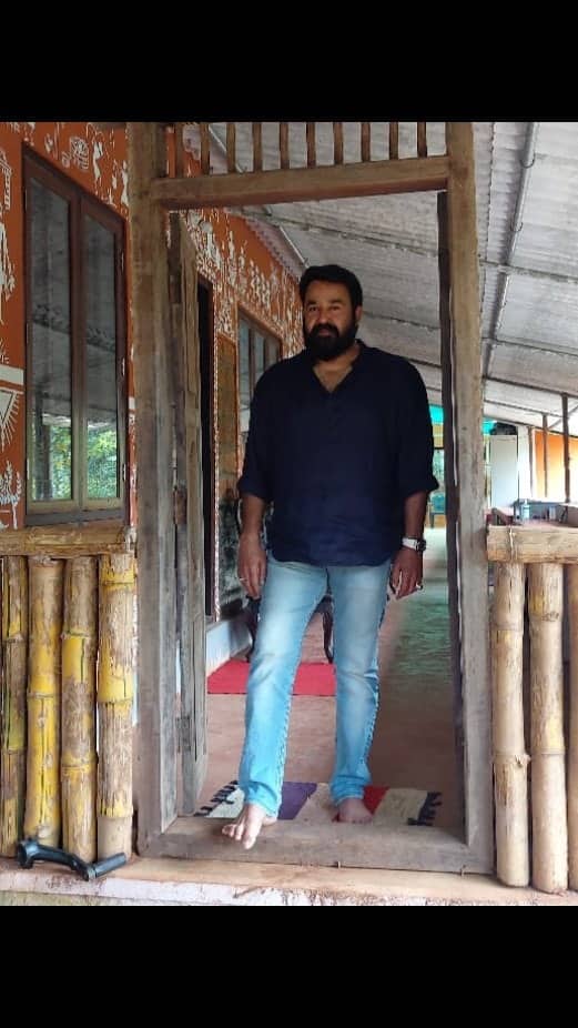ലാലേട്ടൻ കൃത്യസമയത്ത് എത്തി , പ്രാതലുണ്ടു , നമ്മുടെ മുഴുവൻ സ്ഥലവും കാടും, മേടും, മലയും , ഏല ചോലയും , വനചോലയും , വെള്ള ചാട്ടവും , നടന്നു കണ്ടു , എല്ലാ ദുർഘടമേറിയ സ്ഥലങ്ങളിലും ഒരു കുഞ്ഞിന്റെ ഉത്സാഹവും , ആകാംഷയും , ചുറുചുറുക്കും കൊണ്ട് നടന്നു തീർത്തു ...