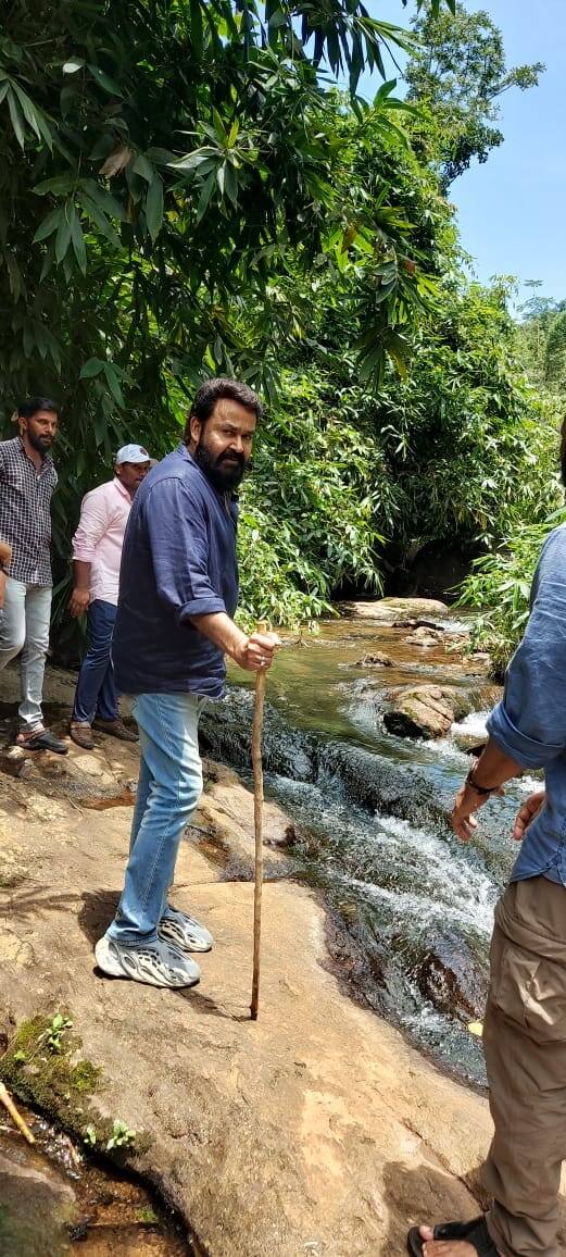 ഇന്നായിരുന്നു ആ ദിനം... ഇന്നലെ വിളിച്ചു പറഞ്ഞു രാവിലെ ആറരയ്ക്ക് ഞാൻ ഇറങ്ങും എട്ടര ആകുമ്പോൾ എത്തും.. അപ്പൊ നമുക്ക് ഒരു നാലഞ്ച് മണിക്കൂർ അവിടെ ചിലവഴിക്കാൻ കിട്ടുമല്ലോ.. ശരി ലാലേട്ടാ.. പ്രാതലിന് എന്ത് കരുതണം ? ഏയ് ഒന്നും കരുതണ്ട കഞ്ഞി എങ്കിൽ കഞ്ഞി, എനിക്കുവേണ്ടി ഒന്നും ഒരുങ്ങണ്ട !
