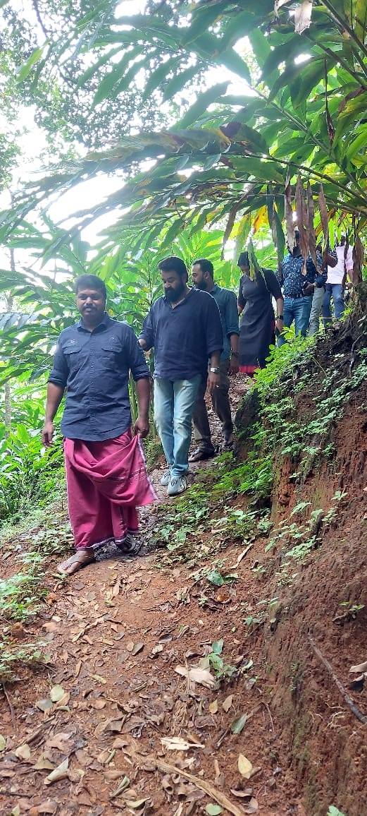 ഋതംഭരയുടെ ഭാവി വിലയിരുത്തി, ശ്രീനാഥ്ജിയെ (ചെയർമാൻ) ടെലികോൾ ചെയ്തു സുഖാന്വേഷണങ്ങൾ നടത്തി , ഋതംഭര കുടുംബത്തെ ചേർത്തുപിടിച്ചു ചിത്രങ്ങൾ എടുത്തു ... എല്ലാവരുമൊന്നിച്ച് ഊണു കഴിച്ചു ....ഇനി വരാനുള്ള സമയവും കുറിച്ച് തിരിച്ചു പോയി .....