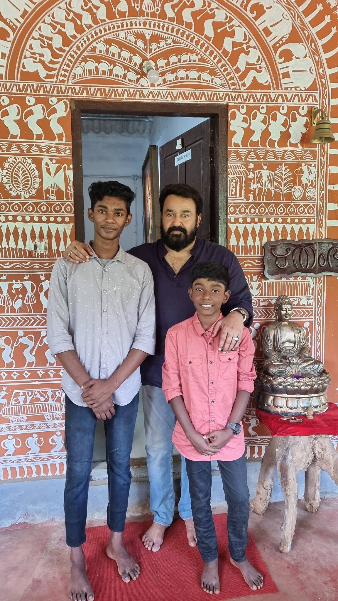 ഏതാണ്ട് രണ്ടു മണിക്കൂർ ദൂരം ചുരം കയറി വാഗമൺ താണ്ടി പശുപാറയിൽ എത്തണം ലാലേട്ടന് കുളമാവിൽ നിന്ന് ഋതംഭര വരെ എത്താൻ. എന്നോട് ചോദിച്ചു എത്ര ദൂരം ഉണ്ടാകും ? ഞാൻ പറഞ്ഞു ഒരുപാട് ദൂരം ഉണ്ട് ലാലേട്ടാ , ഷൂട്ടിംഗ് തിരക്കിനിടയിൽ അത്ര ദൂരം സഞ്ചരിക്കണോ ? ഒരുപാട് ദൂരം എന്നുപറഞ്ഞാൽ എത്ര ദൂരം? രണ്ടുമണിക്കൂർ മൂന്നുമണിക്കൂർ...? അതൊക്കെ ഇഷ്ടമുണ്ടെങ്കിൽ വരാമല്ലോ എന്നായിരുന്നു ലാലേട്ടന്റെ മറുപടി