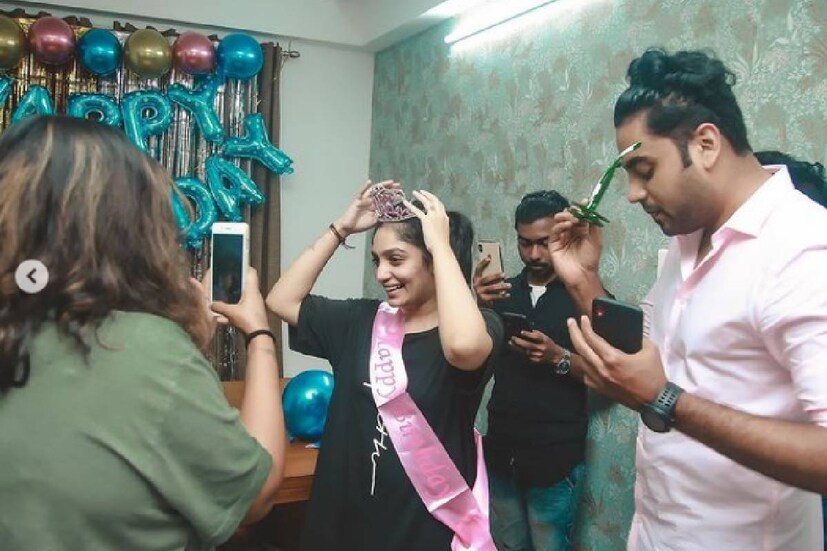  സന്തോഷിക്കണോ അതോ നിങ്ങളുടെ ഹൃദയം തകർക്കണോ എന്ന്. എപ്പോഴും ഓർക്കുക ... നിങ്ങളുടെ സന്തോഷം നിങ്ങളുടെ കൈകളിലാണ് ... എപ്പോഴും വിവേകപൂർവ്വം തിരഞ്ഞെടുക്കാൻ സ്വയം ഓർമ്മിപ്പിക്കുക. നിങ്ങളെ നിരുപാധികമായി സ്നേഹിക്കുന്ന, എപ്പോഴും നിങ്ങളോടൊപ്പമുള്ള ആളുകളെ തിരഞ്ഞെടുക്കുക. ഇന്ന് ഞാൻ വളരെ സന്തുഷ്ടയാണ് ... എന്റെ 31 -ആം ജന്മദിനം എനിക്ക് ലഭിക്കാവുന്നതിൽ വച്ച് ഏറ്റവും മികച്ചതായിരുന്നു ...