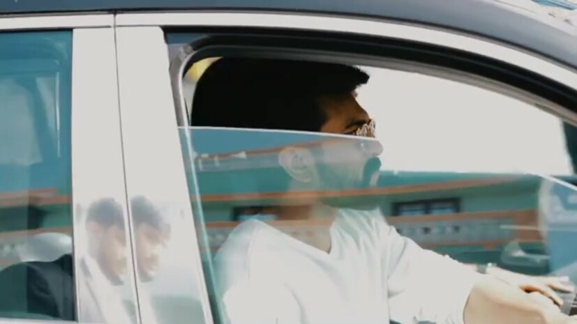  കാറിനൊപ്പമുള്ള രാം ചരണിന്റെ ചിത്രങ്ങൾ സോഷ്യൽമീഡിയയിൽ വൈറലാണ്. നാല് കോടിയാണ് മെഴ്സിഡസ് GLS മേബാഷ് 600 കസ്റ്റമൈസഡ് വേർഷന്റെ വില.(Image: Manobala Vijayabalan/Twitter)