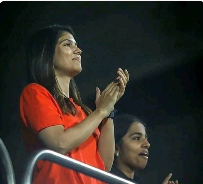  കാവ്യയുടെ ആഹ്ളാദപ്രകടനവും ടീമിന്റെ വിക്കറ്റ് വീഴുമ്പോഴുള്ള നിരാശയുമെല്ലാം ക്രിക്കറ്റ് പ്രേമികള്‍ക്കിടയില്‍ ഏറെ ശ്രദ്ധിക്കപ്പെട്ടിരുന്നു.