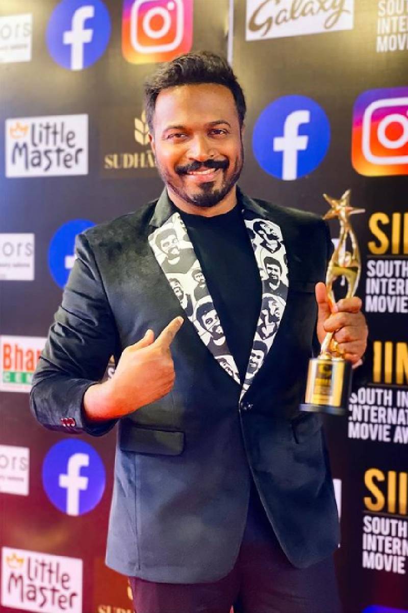  പന്നഗഭരണ ധരിച്ചിരുന്ന ബ്ലെയ്സർ ഒന്ന് സൂക്ഷിച്ചു നോക്കൂ. അതിലെ ബ്ലാക്ക് ആൻഡ് വൈറ്റ് ചിത്രങ്ങൾ ചിരഞ്ജീവി സർജയുടെ മുഖമാണ്. സ്വന്തം കൂട്ടുകാരനെ അക്ഷരാർത്ഥത്തിൽ നെഞ്ചോടു ചേർത്തായിരുന്നു പന്നഗഭരണയുടെ റെഡ് കാർപെറ്റ് എൻട്രി. ഇത് കണ്ട മേഘ്ന രാജിനും പറയാൻ ഒരു കാര്യമുണ്ടായിരുന്നു