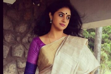 മേതിൽ ദേവിക അറിയാതെ ഫേസ്ബുക്ക് പേജിൽ നിന്നും ലൈവ് പോയി; ഫോളോവേഴ്സിന് ജാഗ്രതാ നിർദ്ദേശം മേതിൽ ദേവിക അറിയാതെ ഫേസ്ബുക്ക് പേജിൽ നിന്നും ലൈവ് പോയി; ഫോളോവേഴ്സിന് ജാഗ്രതാ നിർദ്ദേശം