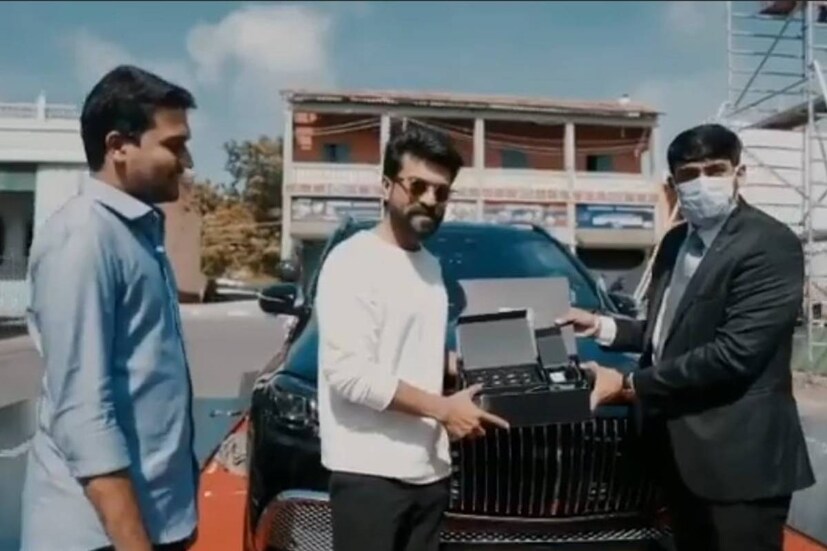  അടുത്തിടെയാണ് തന്റെ പുത്തൻ മെഴ്സിഡസ് GLS മേബാഷ് 600 താരം സ്വന്തമാക്കിയത്. മെഴ്സിഡസിന്റെ ഈ മോഡൽ സ്വന്തമാക്കുന്ന ഇന്ത്യയിലെ ആദ്യ വ്യക്തിയും രാംചരൺ ആണ്. പുതിയ ചിത്രം ആർസി 15 ന്റെ ലോഞ്ചിൽ ഈ കാറുമായാണ് താരം എത്തിയത്. (Image: Manobala Vijayabalan/Twitter)