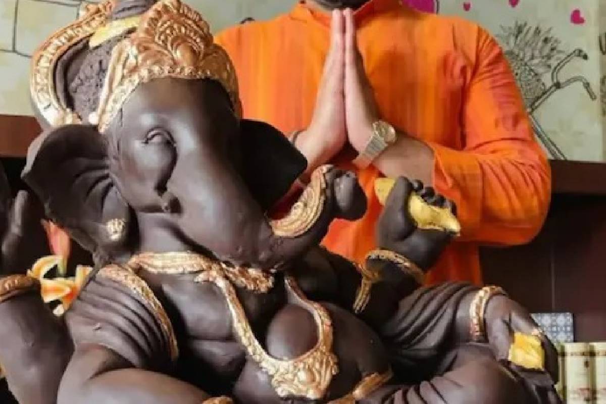 ചോക്ലേറ്റ് ഗണേശ വിഗ്രഹം; 10 പേർ ചേർന്ന് 10 ദിവസം കൊണ്ട് തയ്യാറാക്കിയ വിഗ്രഹം
