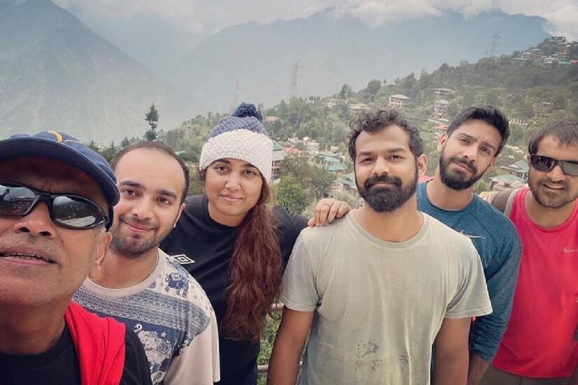  യാത്രകളുടെ കൂട്ടുകാരനാണ് പ്രണവ് മോഹൻലാൽ എന്ന് എല്ലാവർക്കും അറിയാം. സ്വന്തം സിനിമ പുറത്തിറങ്ങി ആരാധകർ പോലും അത് കൊണ്ടാടുമ്പോൾ, പ്രണവ് വിളികേൾക്കാൻ കഴിയാത്ത ദൂരങ്ങളിൽ എവിടെയെങ്കിലും സഞ്ചരിക്കുകയാവും. കാടും മലനിരകളും അത്രെയേറെ പ്രിയപ്പെട്ടതാണ് പ്രണവിന്. ഇപ്പോഴിതാ അനുജത്തി വിസ്മയയും ചേട്ടന്റെ വഴിയേ യാത്ര തുടരുന്നു. സഹോദരനും കൂട്ടുകാർക്കൊപ്പം മഞ്ഞും മലയും താണ്ടുന്ന ചിത്രങ്ങളുമായി വിസ്മയ ഇൻസ്റ്റഗ്രാമിൽ എത്തി