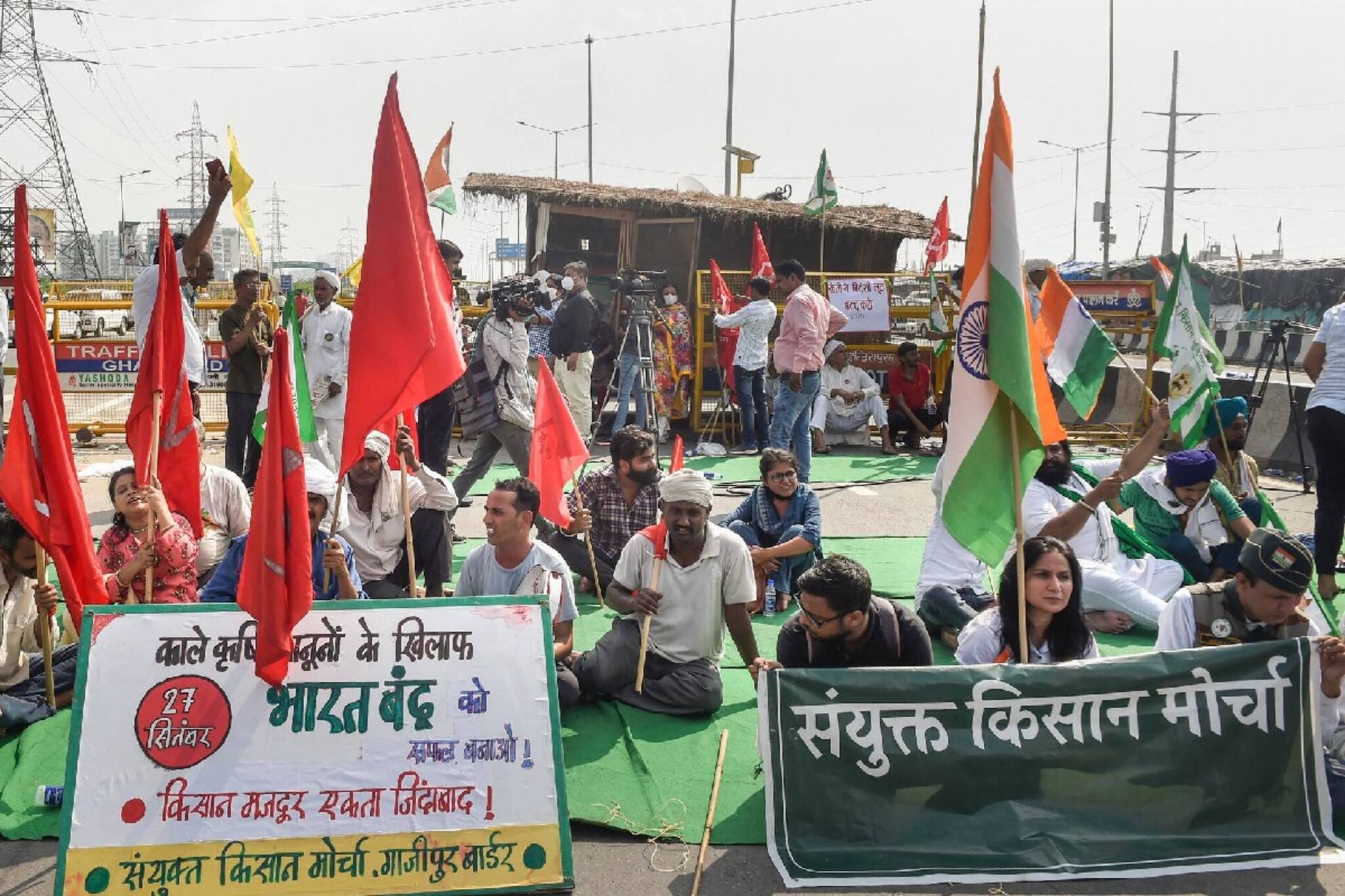 ഭാരത് ബന്ദ്: കർഷകർ ട്രെയിൻ തടഞ്ഞു; ഗതാഗതത്തെ ബാധിച്ചു; വിവിധ നഗരങ്ങളിലെ കാഴ്ചകൾ