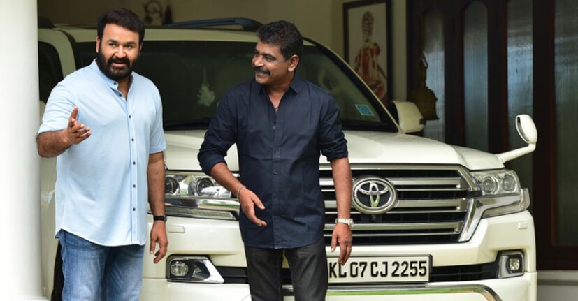  ടയോട്ടയുടെ ലാൻഡ് ക്രൂസറാണ് മോഹൻലാലിന്‍റെ ശേഖരത്തിലുള്ള മറ്റൊരു വാഹനം. 2016-ലാണ് വെള്ള നിറത്തിലുള്ള ലാൻഡ്ക്രൂയ്സർ മോഹൻലാൽ വാങ്ങിയത്. 268 പിഎസ് പവറും 650 എൻഎം ടോർക്കും ഉത്പാദിപ്പിക്കുന്ന 4.4 ലിറ്റർ ഡീസൽ എഞ്ചിനുള്ള ടൊയോട്ട ലാൻഡ് ക്രൂയ്സറിന് 1.36 കോടി രൂപയാണ് വില.