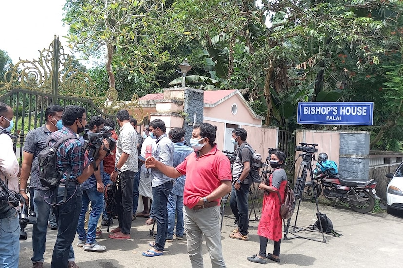  കോട്ടയം: പാലാ ക്രൈസ്തവരുടെ ഒരു തീർത്ഥാടനകേന്ദ്രം ഒന്നുമില്ല. പാലക്ക് തൊട്ടപ്പുറം ഭരണങ്ങാനം ക്രൈസ്തവ വിശ്വാസികളെ സംബന്ധിച്ച് വലിയൊരു ആരാധനാകേന്ദ്രം തന്നെയാണ്. വിശുദ്ധ അൽഫോൻസാമ്മയുടെ കബറിടം സ്ഥിതി ചെയ്യുന്നു എന്നതാണ് ഭരണങ്ങാനത്തെ പ്രത്യേകത. പക്ഷേ പാല ഒരുതരത്തിൽ ഇന്നൊരു തീർത്ഥാടന കേന്ദ്രമാണ്. പക്ഷേ തീർഥാടനം നടത്തുന്നത് രാഷ്ട്രീയ നേതാക്കളും മതനേതാക്കളും ആണെന്ന് മാത്രം.