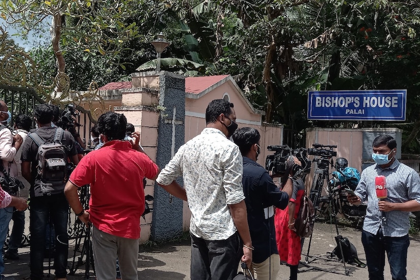  ആദ്യദിവസങ്ങളിൽ മാധ്യമങ്ങൾക്ക് പ്രവേശനമില്ലായിരുന്നു ബിഷപ്പ് ഹൗസ് വിഐപി അതിഥികൾ എത്തിയതോടെ തുറക്കപ്പെട്ടു. ഏതായാലും കേരള രാഷ്ട്രീയത്തിലെ നിർണായക കേന്ദ്രമായി പാലാ ബിഷപ്പ് ഹൗസ്  അപ്രതീക്ഷിതമായാണ് മാറിയിരിക്കുന്നത്. വരും ദിവസങ്ങളിലും അതിഥികളെ സ്വീകരിക്കാനുള്ള ഒരുക്കത്തിലാണ് ബിഷപ്പ് ഹൗസ്. ആദ്യം പൊതുസമൂഹത്തിൽ നിന്ന് വലിയ വിമർശനങ്ങൾ ഉണ്ടായപ്പോൾ മാറി നിന്നിരുന്ന നേതാക്കളാണ് ഒടുവിൽ ബിഷപ്പിനെ തേടി പാലയിലേക്ക് എത്തിക്കൊണ്ടിരിക്കുന്നത്.