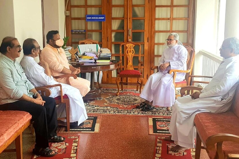  ഈ മാസം ഒമ്പതിനാണ്  പാലാ ബിഷപ് മാർ ജോസഫ് കല്ലറങ്ങാട്ട് കുറവിലങ്ങാട് മർത്തമറിയം തീർത്ഥാടന ദേവാലയത്തിൽ പ്രഭാഷണം നടത്തിയത്. ലൗ ജിഹാദും നാർക്കോട്ടിക് ജിഹാദും യാഥാർത്ഥ്യമാണെന്ന്  മാർ ജോസഫ് കല്ലറങ്ങാട്ട് പ്രസംഗത്തിൽ വ്യക്തമാക്കി. അത് വാർത്തകളിൽ ഇടം നേടി.  പിന്നെ ഉയർന്നത് കേരളത്തിൽ പ്രതിഷേധ പരമ്പരകളുടെ ദിവസങ്ങൾ. തൊട്ടടുത്ത ദിവസം പാലാ ബിഷപ്പ് ഹൗസ്  കാത്തിരുന്നത് വലിയ പ്രതിഷേധത്തിന് ആണ്. സെപ്റ്റംബർ 10 ന് മുസ്ലിം ഐക്യവേദിയുടെ നേതൃത്വത്തിൽ പാലാ ബിഷപ്പ് ഹൗസിലേക്ക് വൻ പ്രകടനമാണ് നടന്നത്. ഇരുന്നൂറ്റി അമ്പതോളം പ്രവർത്തകർ പങ്കെടുത്ത പ്രകടനം പ്രകോപനപരമായ മുദ്രാവാക്യങ്ങൾ നിറഞ്ഞതായിരുന്നു. തൊട്ടുപിന്നാലെ പിഡിപി ജില്ലാ കമ്മിറ്റിയും പാലാ ബിഷപ്പ് ഹൗസിലേക്ക് മാർച്ച് നടത്തി.