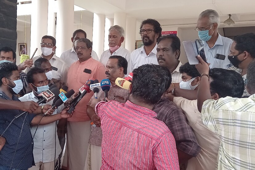  ബിജെപിയും പി സി ജോർജും ഒഴികെ മറ്റ് മുഖ്യധാരാ രാഷ്ട്രീയപാർട്ടികൾ ആരും സെപ്റ്റംബർ 12 വരെ ബിഷപ്പിന് പിന്തുണയർപ്പിച്ച് മാർച്ചുകൾ നടത്തിയിരുന്നില്ല. സെപ്റ്റംബർ 12ന് നടന്ന മാർച്ചിൽ കടുത്തുരുത്തി എംഎൽഎ മോൻസ് ജോസഫ്, പാലാ നഗരസഭാ ചെയർമാൻ ആൻഡ് ജോസ് പടിഞ്ഞാറെക്കര, ബിജെപി സംസ്ഥാന ജനറൽ സെക്രട്ടറി ജോർജ് കുര്യൻ തുടങ്ങി ഇടതുവലതു മുന്നണികളുടെ നേതാക്കൾ അണിനിരന്നു. ഈ മാർച്ച് തീരുന്നതിന് മണിക്കൂറുകൾക്ക് മുൻപ് ജോസ് കെ മാണി ആദ്യമായി ബിഷപ്പിനെ പിന്തുണച്ച് രംഗത്ത് വന്നു. അന്ന് രാവിലെ ദീപിക ദിനപ്പത്രത്തിൽ ജോസ് കെ മാണിയെ  വിമർശിച്ച് ലേഖനം വന്നതിന് തൊട്ടുപിന്നാലെ ആയിരുന്നു ജോസ് കെ മാണിയും മോൻസ് ജോസഫും പരസ്യ നിലപാടുമായി രംഗത്തു വന്നത്.