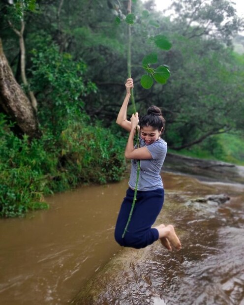  കൂടാതെ, നിത്യജീവിതത്തിലെ സ്ട്രസ്സ് കുറയ്ക്കാനും നൃത്തം സഹായിക്കുമത്രേ. ബോഡി ഫിറ്റായി നിലനിർത്താൻ ദിവസവും ഡാൻസ് ചെയ്താൽ മതിയെന്നാണ് വിദഗ്ധരും പറയുന്നത്.